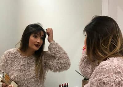María José maquillándose